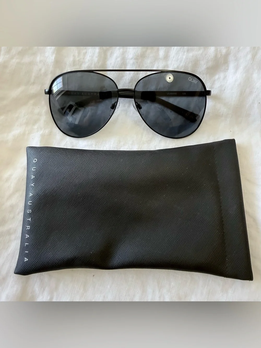 Quay Australia | Vivienne Large Aviator Sunglasses Black | With Case